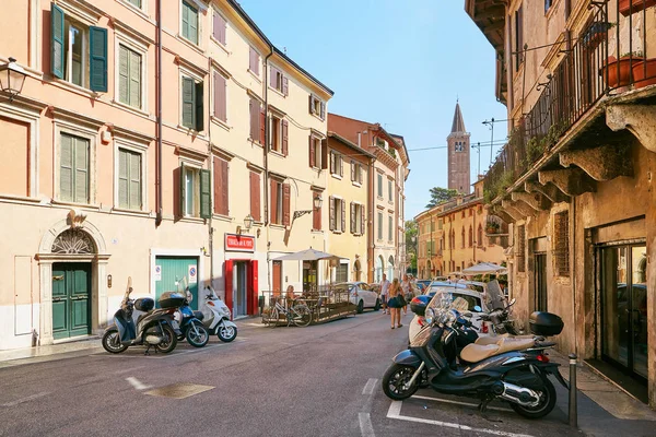 VERONA, ITALIA - 17 de agosto de 2017: Scooter estacionado en la estrecha calle de Verona . — Foto de Stock