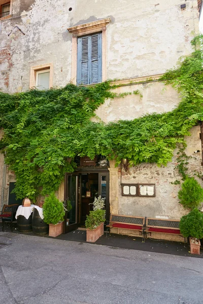 VERONA, ITÁLIA - 17 de agosto de 2017: Aconchegante café de rua de verão. Desenho exterior . — Fotografia de Stock