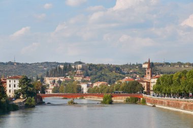 Verona, İtalya - 17 Ağustos 2017: Köprüler Verona, güzel panoramik manzaralı.
