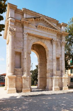 Verona, İtalya - 17 Ağustos 2017: GAVI Arch antik bir Roma zafer takı Verona şehir olduğunu.