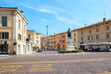 Verona, İtalya - 17 Ağustos 2017: Verona İtalya heykel, Camillo Benso Kont Cavour ve Castelvecchio'yu kale.