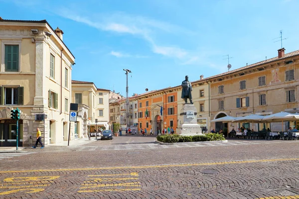 베로나, 이탈리아-8 월 17 일, 2017: 이탈리아 베로나 동상 Cavour과 Castelvecchio 성곽의 카밀로 카보 수의. — 스톡 사진
