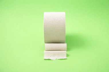yeşil bir arka plan üzerinde rulo tuvalet kağıdı.