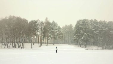 Kışın Beyaz Rusya, Grodno, Lake Molochnoe. Kayak kişi.
