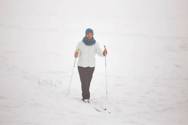 Λευκορωσίας Grodno, λίμνη Molochnoe τον χειμώνα. Άνθρωποι σκι. — Φωτογραφία Αρχείου