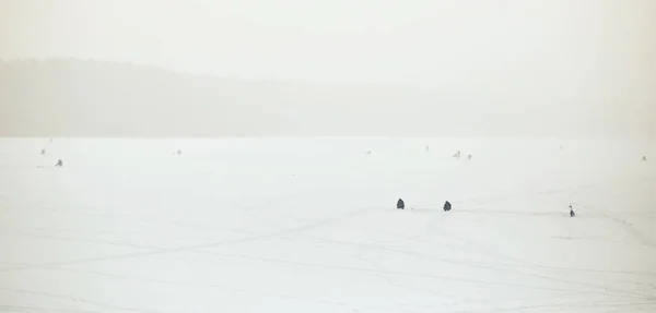 Weißrussland, grodno, molochnoje der See. Winterfischen. Fischer auf Eis. — Stockfoto