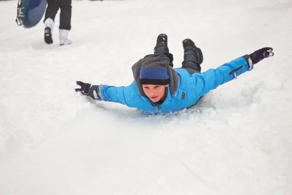 Belarus, Grodno, Lake Molochnoe in the winter. People sledding on the slides. — Stock Photo, Image