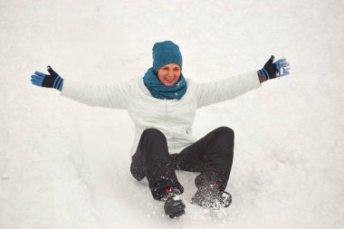 Kışın Beyaz Rusya, Grodno, Lake Molochnoe. Slaytlarda halletme insanlar.