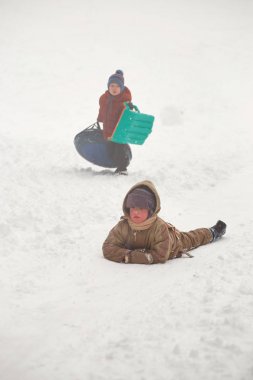Kışın Beyaz Rusya, Grodno, Lake Molochnoe. Slaytlarda halletme insanlar.