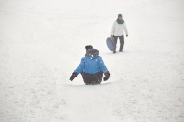 Kışın Beyaz Rusya, Grodno, Lake Molochnoe. Slaytlarda halletme insanlar.