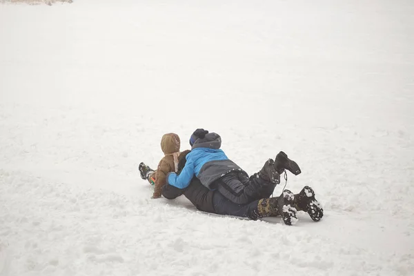 白俄罗斯, 格罗德诺, 冬天 Molochnoe 湖。人们在滑梯上滑雪橇. — 图库照片