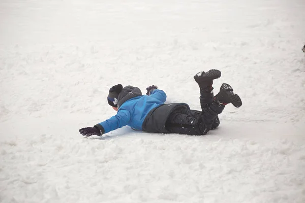 Fehéroroszország, Grodno, Lake Molochnoe télen. Az emberek a diákon szánkózás. — Stock Fotó