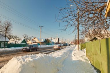 Gomel, Belarus - 3 Mart 2018: Lunaçarski Caddesi karla kaplı. Özel evler.