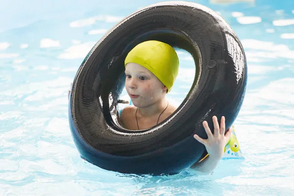 GRODNO, Biélorussie - Station thermale Porechye. Les enfants se baignent dans une piscine peu profonde . — Photo