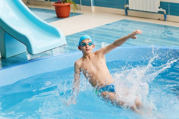 GRODNO, Biélorussie - Station thermale Porechye. Les enfants se baignent dans une piscine peu profonde . — Photo