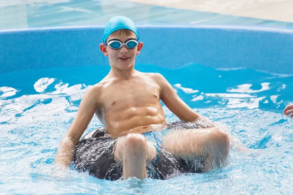 GRODNO, Belarús - Balneario Porechye. Los niños se bañan en una piscina poco profunda . — Foto de Stock