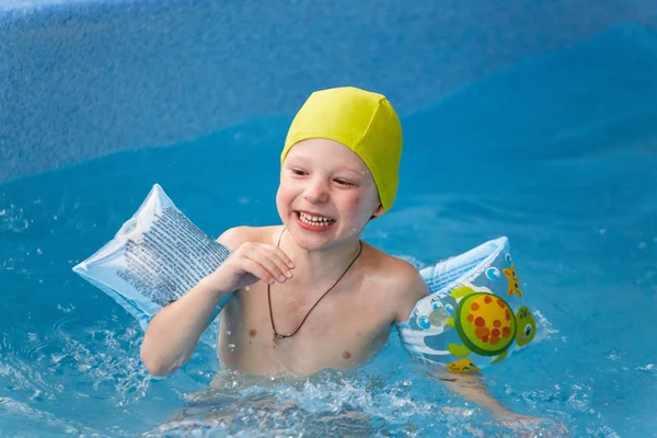 GRODNO, Biélorussie - Station thermale Porechye. Les enfants se baignent dans une piscine peu profonde . — Photo