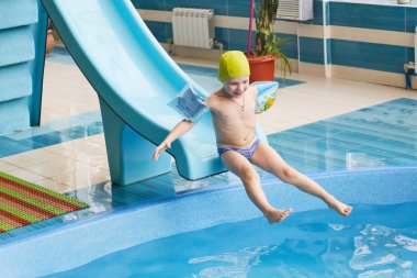 Grodno, Belarus - sağlık resort Porechye. Bir su ile Kayak çocuk yüzme havuzu slayt.