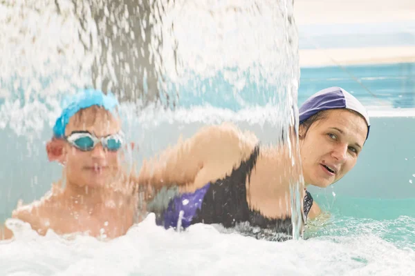 Grodno, Weißrussland - der Kurort poretschije. Mutter und Kinder baden in einem flachen Pool. — Stockfoto