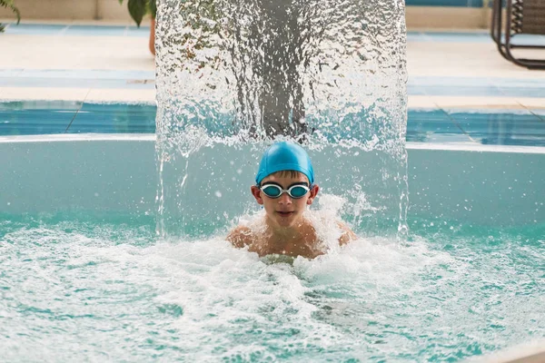 GRODNO, Biélorussie - Station thermale Porechye. Un garçon nage dans une piscine dans une cascade . — Photo