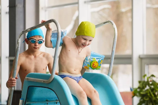 GRODNO, Biélorussie - Station thermale Porechye. Ski pour enfants avec toboggan aquatique dans la piscine . — Photo