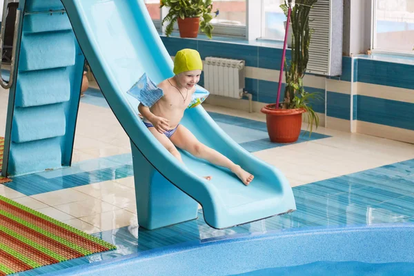 GRODNO, Bielorrússia - Estância de saúde Porechye. Crianças esquiando com uma corrediça de água nadando na piscina . — Fotografia de Stock