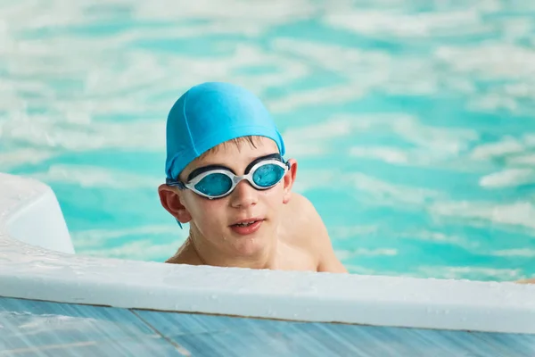 GRODNO, Belarús - Balneario Porechye. Retrato de un niño con gafas de baño bañadas en la piscina . — Foto de Stock