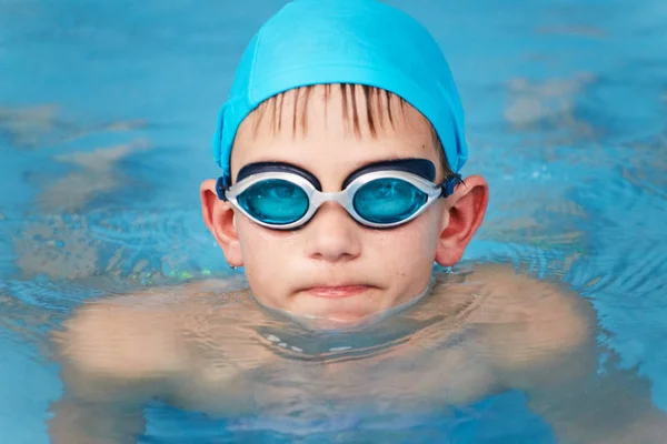 Grodno, Białoruś - resort zdrowia Porechye. Portret chłopca w pływanie gogle skąpane w basenie. — Zdjęcie stockowe