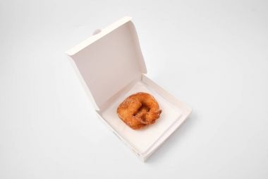 Unlu mamul. Beyaz bir arka planda şekerli puf.