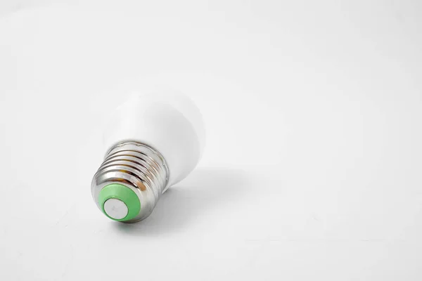 Lampada a LED con grande tappo su sfondo bianco . — Foto Stock