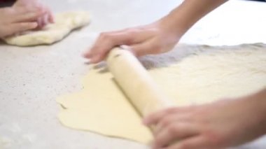 Çocuk el pizza için ince bir hamur yoğurmak.