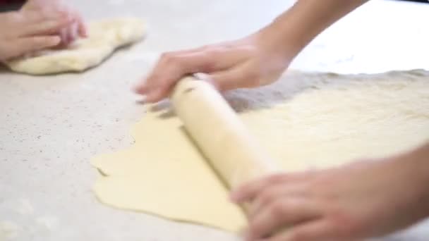Kinderhände Kneten Dünnen Teig Für Pizza — Stockvideo