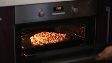 yarı bitmiş pizza fırında pişirme için koymak.