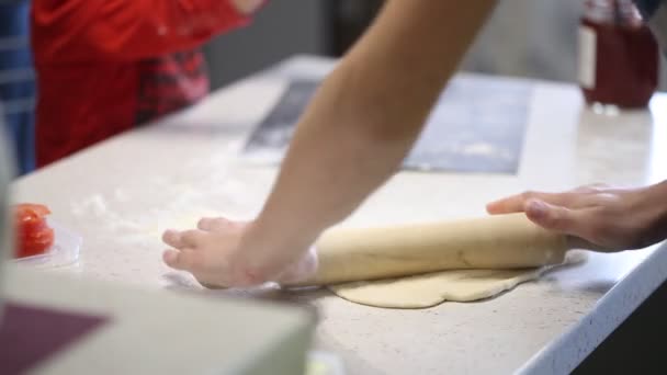 Kinderhände Kneten Dünnen Teig Für Pizza — Stockvideo