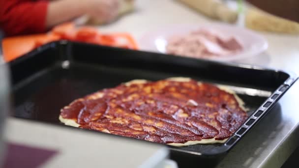 Manos Los Niños Preparan Pizza Extender Relleno Sobre Masa — Vídeo de stock