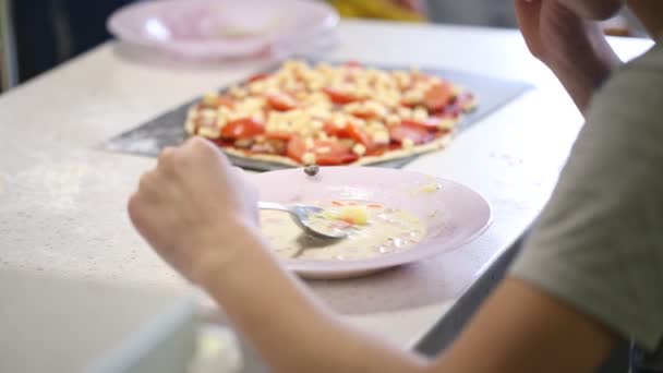 Adolescente Mangia Una Zuppa Con Cucchiaio Piatto — Video Stock