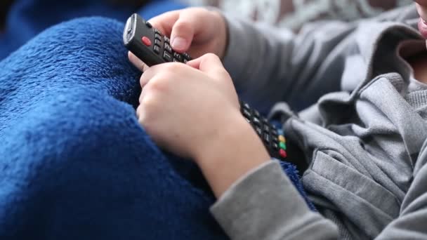 Niño Está Viendo Televisión Cambiando Los Canales Por Control Remoto — Vídeos de Stock
