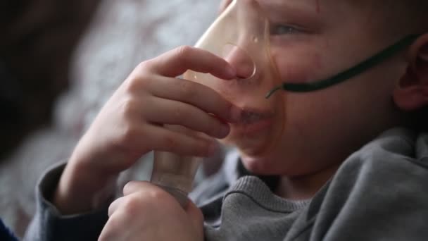 Niño Inhala Con Una Máscara Especial — Vídeos de Stock