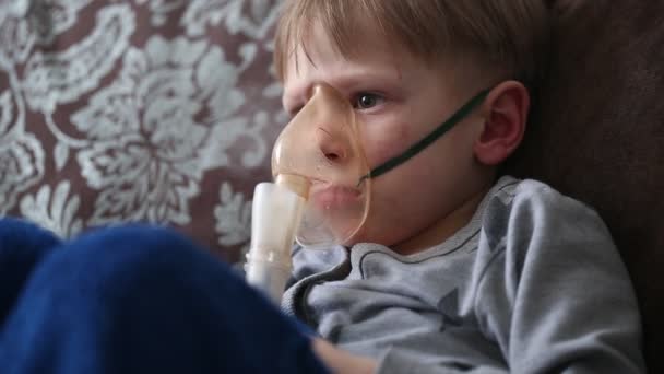 Das Kind Inhaliert Einer Speziellen Maske — Stockvideo