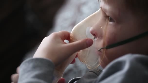 Das Kind Inhaliert Einer Speziellen Maske — Stockvideo