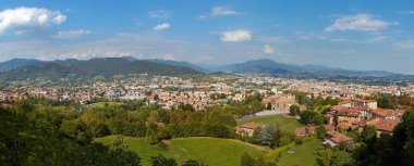 Bergamo, İtalya - 18 Ağustos 2017: Şato duvarlarından Bergamo şehrinin panoramik manzarası