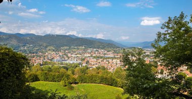 Bergamo, İtalya - 18 Ağustos 2017: Şato duvarlarından Bergamo şehrinin panoramik manzarası