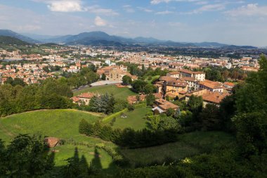 Bergamo, İtalya - 18 Ağustos 2017: Şato duvarlarından Bergamo şehrinin panoramik manzarası