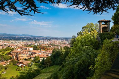 Bergamo, İtalya - 18 Ağustos 2017: Şato duvarlarından Bergamo şehrinin panoramik manzarası