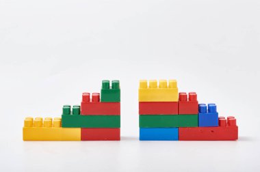 Tasarımcısı beyaz arka plan üzerinde renkli küpler.