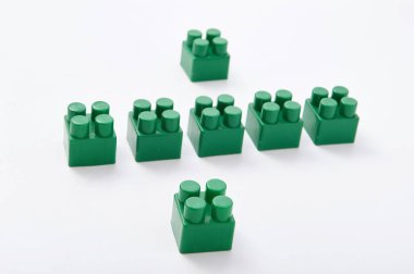 Beyaz bir arka plan üzerinde renkli küp Tasarımcısı rakamları