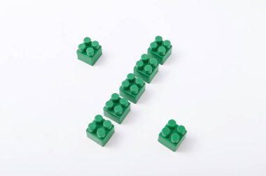 Beyaz bir arka plan üzerinde renkli küp Tasarımcısı rakamları