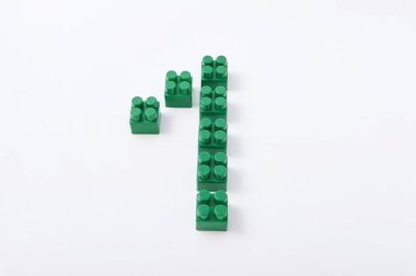 Beyaz bir arka plan üzerinde renkli küp Tasarımcısı rakamları