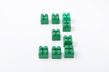 Beyaz bir arka plan üzerinde renkli küp Tasarımcısı rakamları