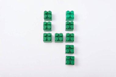 Beyaz bir arka plan üzerinde renkli küp Tasarımcısı rakamları